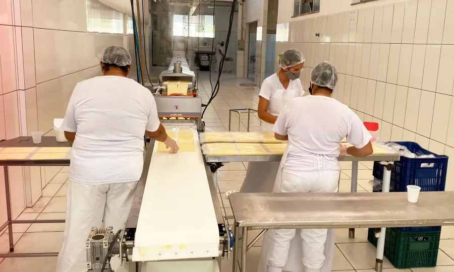 A equipe montando as massas
