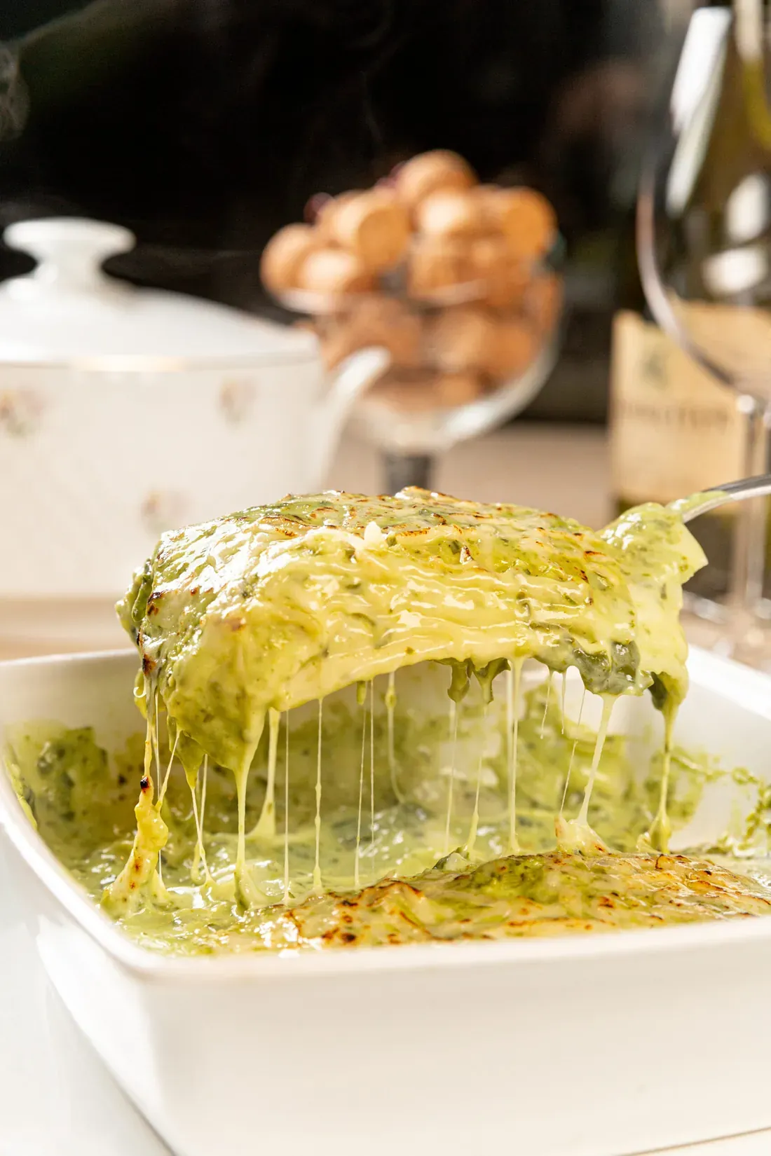 Lasanha gratinada em travessa branca